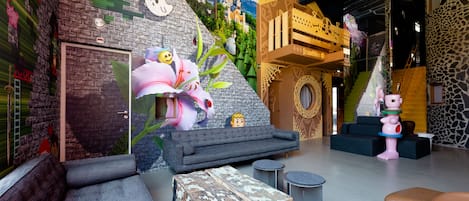 Tabla de planchar con plancha, wifi gratis y ropa de cama