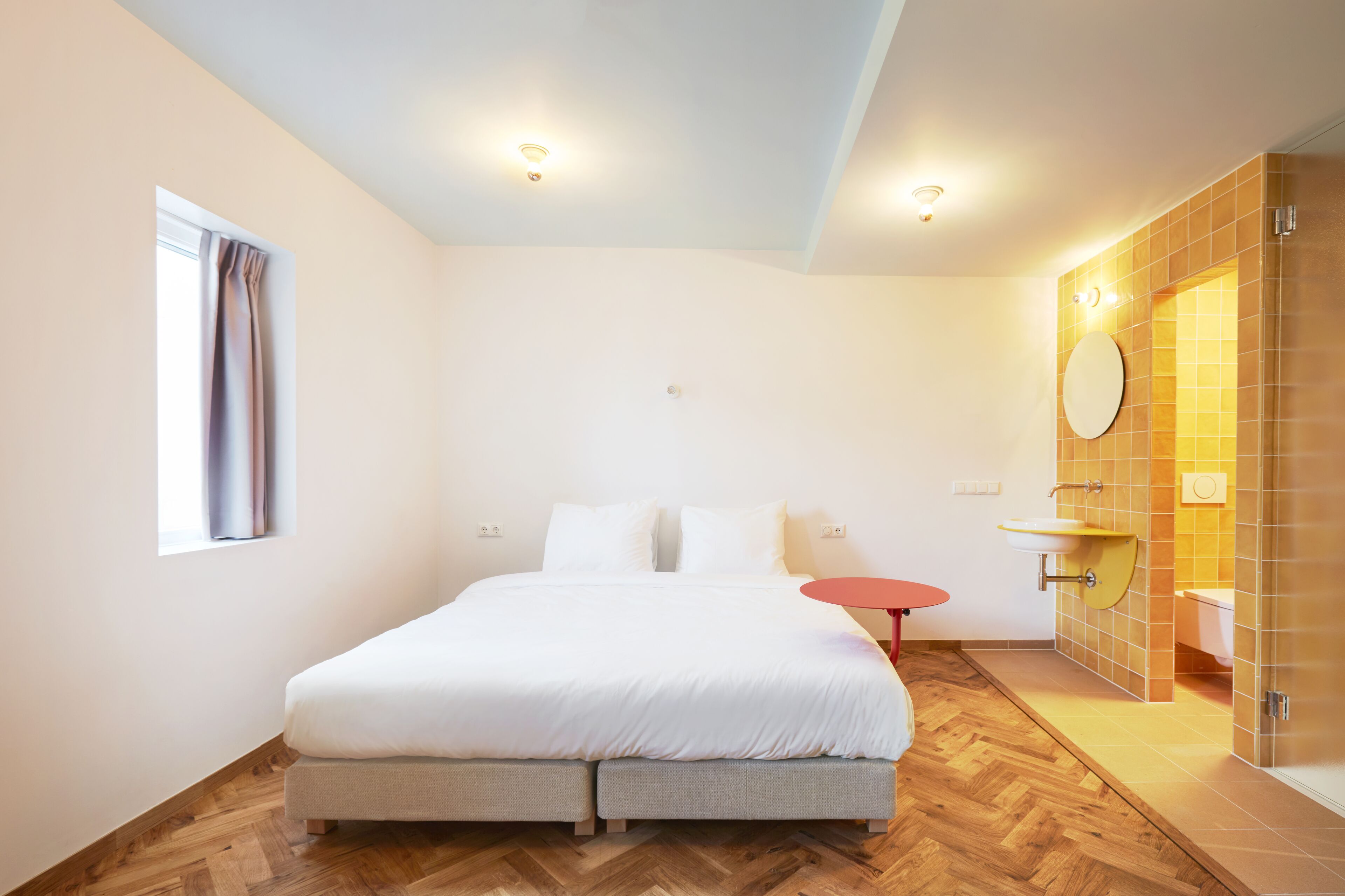 Secret Book Case with Bath | Een strijkplank/strijkijzer, gratis wifi, beddengoed