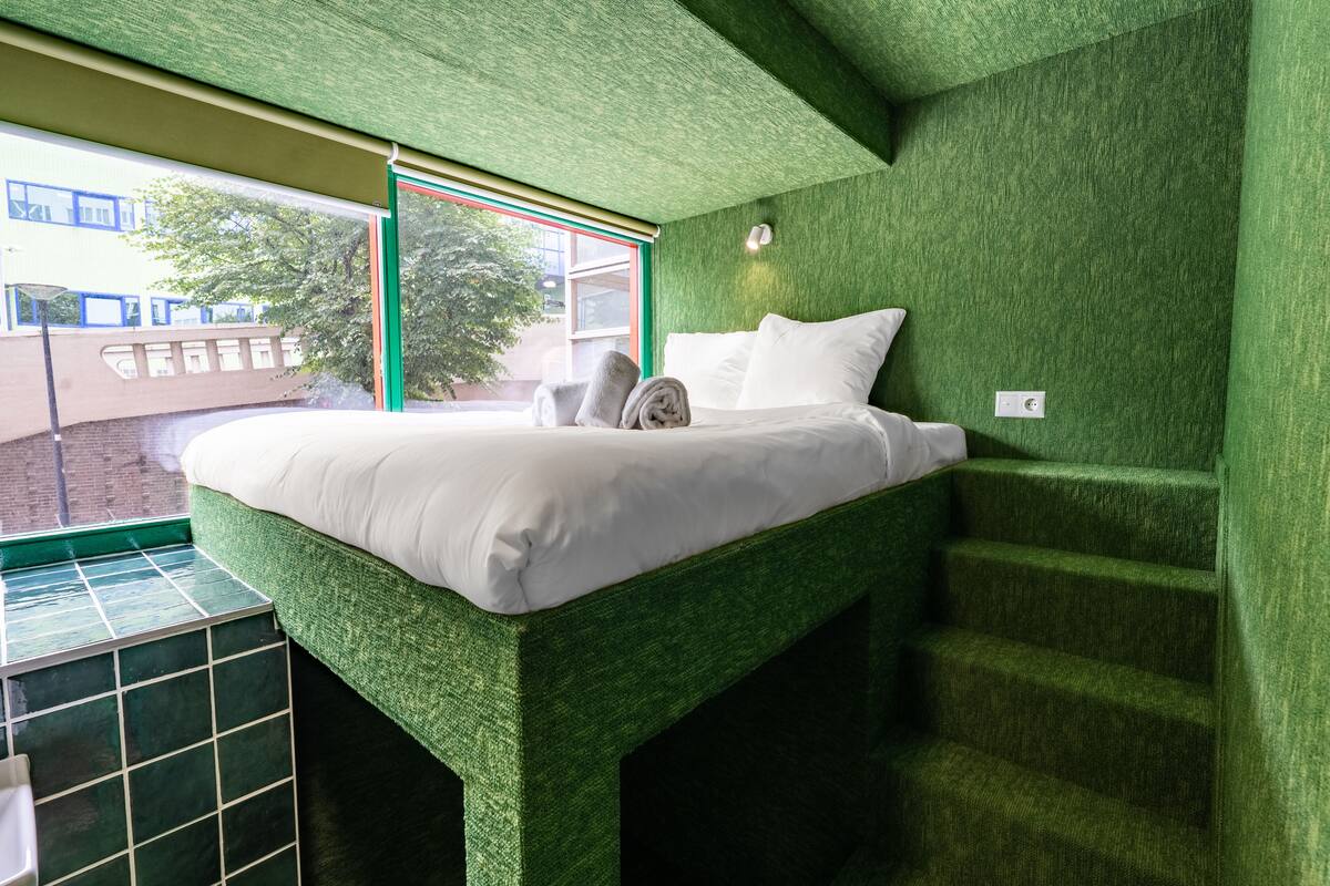 party room (shared bathroom) | 1 bedroom, iron/ironing board, free wifi, bed sheets