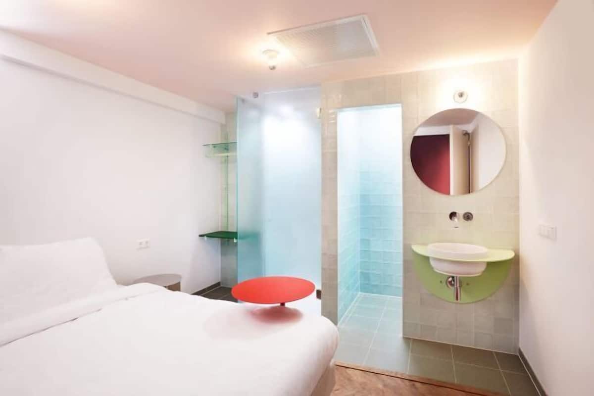Iron/ironing board, free WiFi, bed sheets