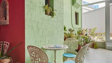 Een strijkplank/strijkijzer, gratis wifi, beddengoed