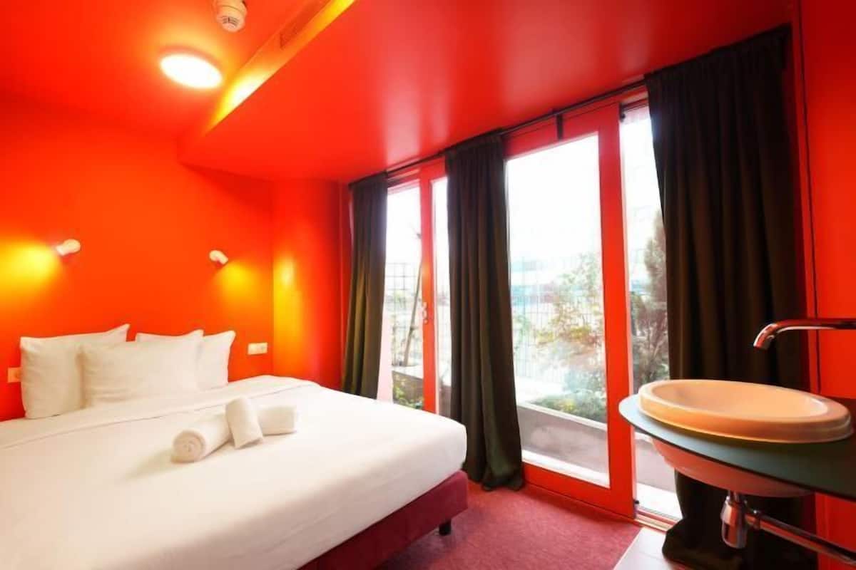 Iron/ironing board, free WiFi, bed sheets