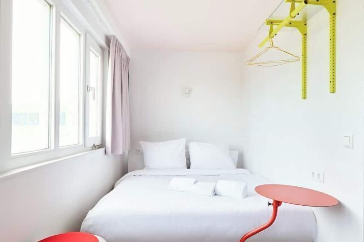 Iron/ironing board, free WiFi, bed sheets