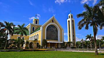 Una iglesia con un amplio ventanal arqueado y un campanario.