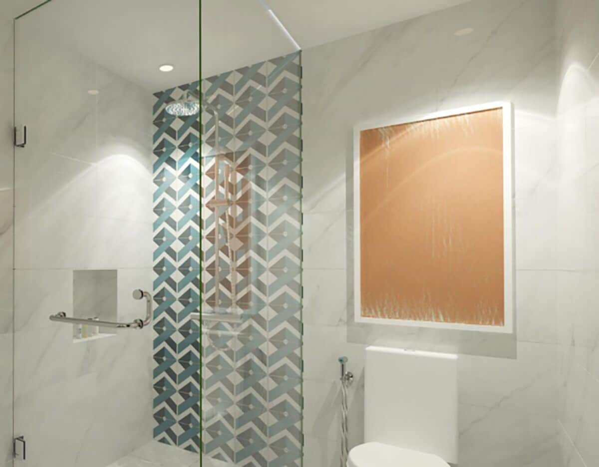Un baño moderno con cabina de ducha de vidrio, inodoro y tocador con espejo.