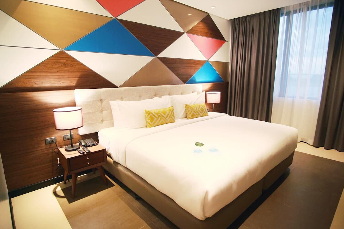 Deluxe King Room | Premium bedding, down comforters, in-room safe, desk