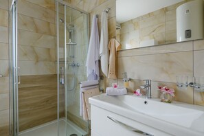 Douche, sèche-cheveux, serviettes fournies, savon