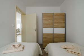 2 bedrooms, iron/ironing board, free WiFi, bed sheets - Apartment Kate with balcony (Pula)