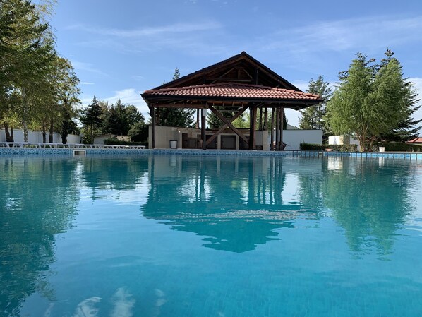 Piscine extérieure (ouverte en saison)