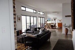 Téléviseur connecté, foyer, livres