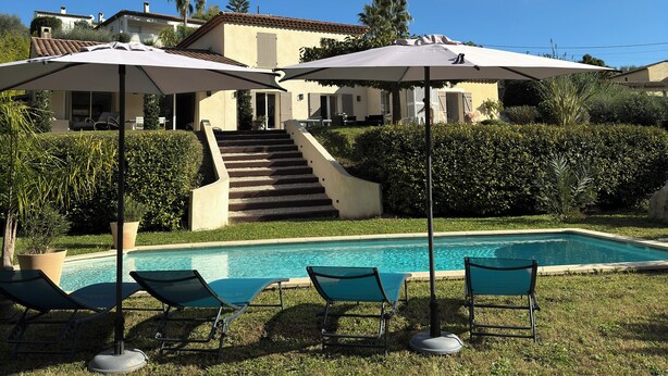 A pool area with lounge chairs, a staircase leading to a house, and a clear blue sky. - Villa 170 m2 au Calme Avec Piscine 9,60 x 4,60 sur Terrain Paysagé de 3000m2 (Vence)