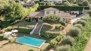 A villa with a swimming pool, a covered patio, and a well-maintained garden. - Villa 170 m2 au Calme Avec Piscine 9,60 x 4,60 sur Terrain Paysagé de 3000m2 (Vence)