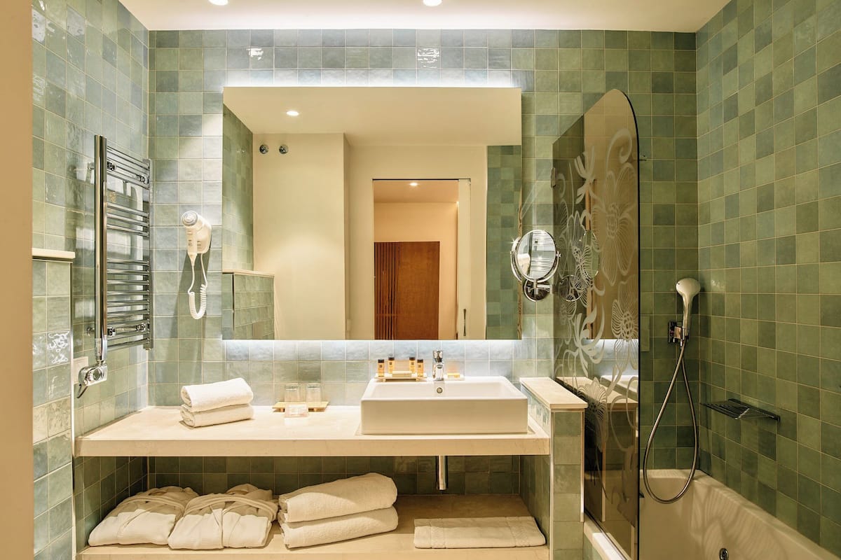 club room | bathroom | bathtub, towels