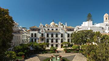 Vista frontal de la propiedad