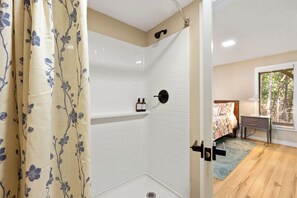 Ensemble douche/baignoire, sèche-cheveux, serviettes fournies
