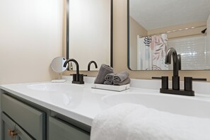 Combined shower/tub, hair dryer, towels