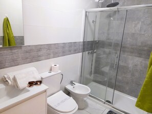 Douche, sĂšche-cheveux, serviettes fournies