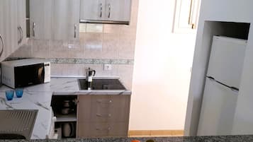 Réfrigérateur, micro-ondes, cafetiÚre/bouilloire, grille-pain