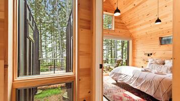 3 bedrooms, desk, WiFi, bed sheets