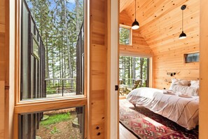 3 bedrooms, desk, WiFi, bed sheets