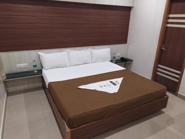 Familjesvit | Skrivbord, strykjärn/strykbräda och sängkläder