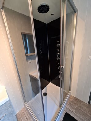Een douche, handdoeken, toiletpapier