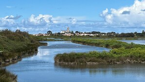 Een rivier die door een landschap stroomt, met een kerk in de verte.