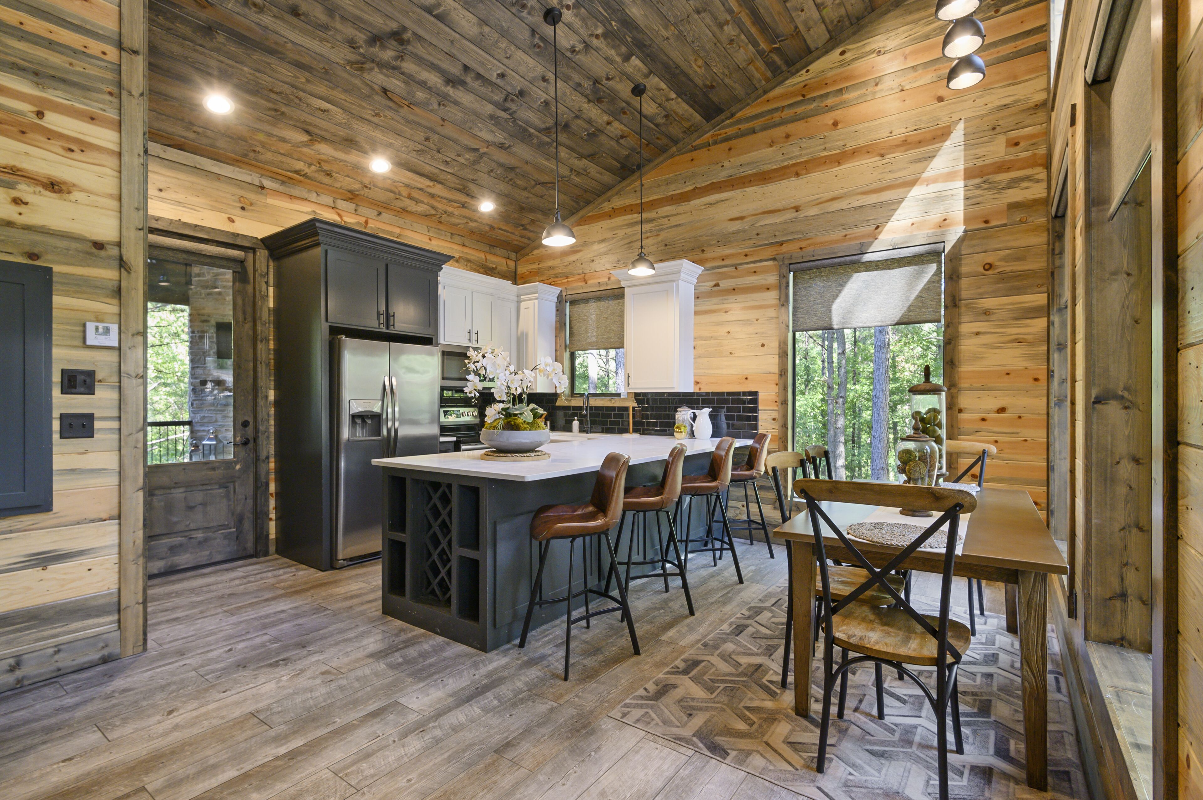 Top Ranked Cuddle Couples Cabin, HotTub, FirePit, Pet Friendly, Secluded