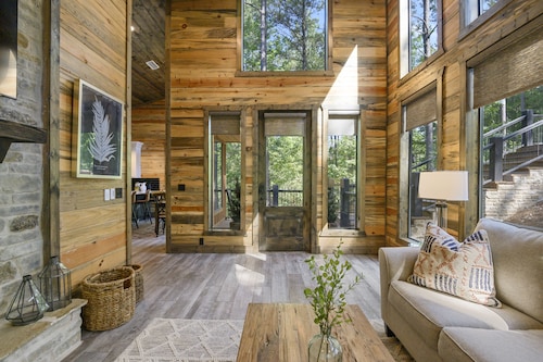 Cozy Couples Cabin, Hot Tub, Fire Pit, Pets, Cuddle Up