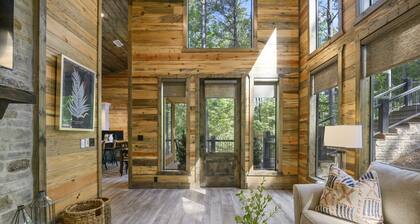 Cozy Couples Cabin, Hot Tub, Fire Pit, Pets, Cuddle Up