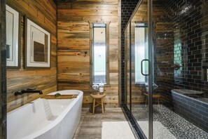 Baignoire, sĂšche-cheveux, serviettes fournies, shampoing
