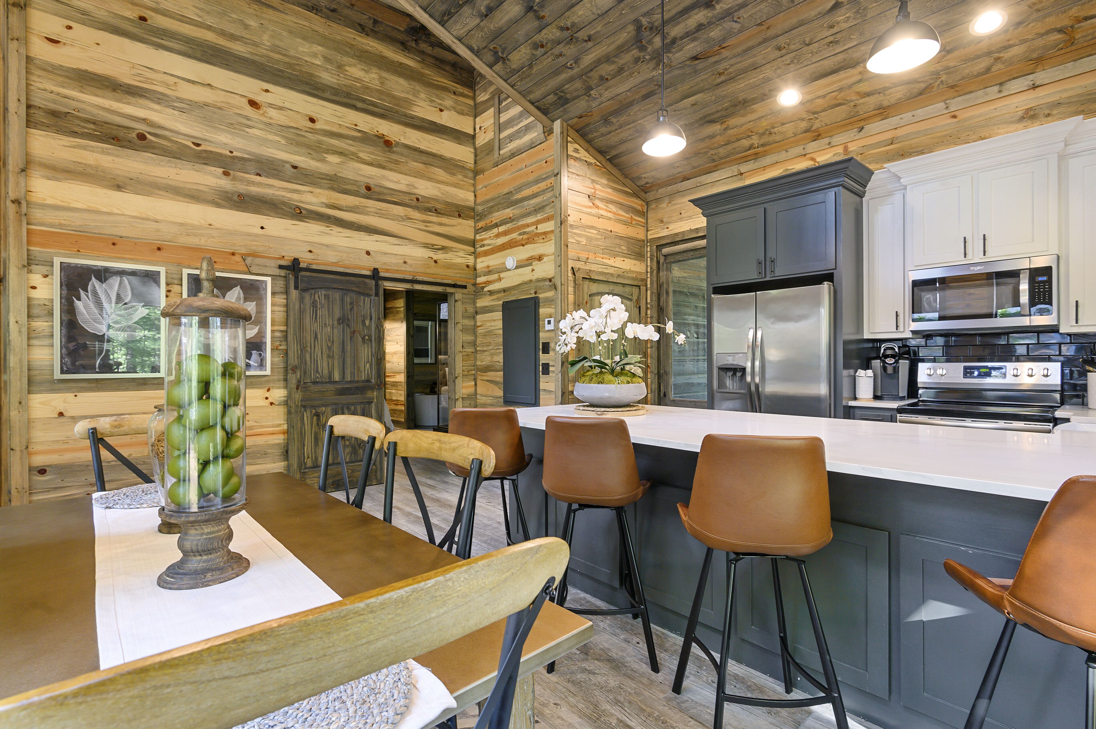 Top Ranked Cuddle Couples Cabin, HotTub, FirePit, Pet Friendly, Secluded