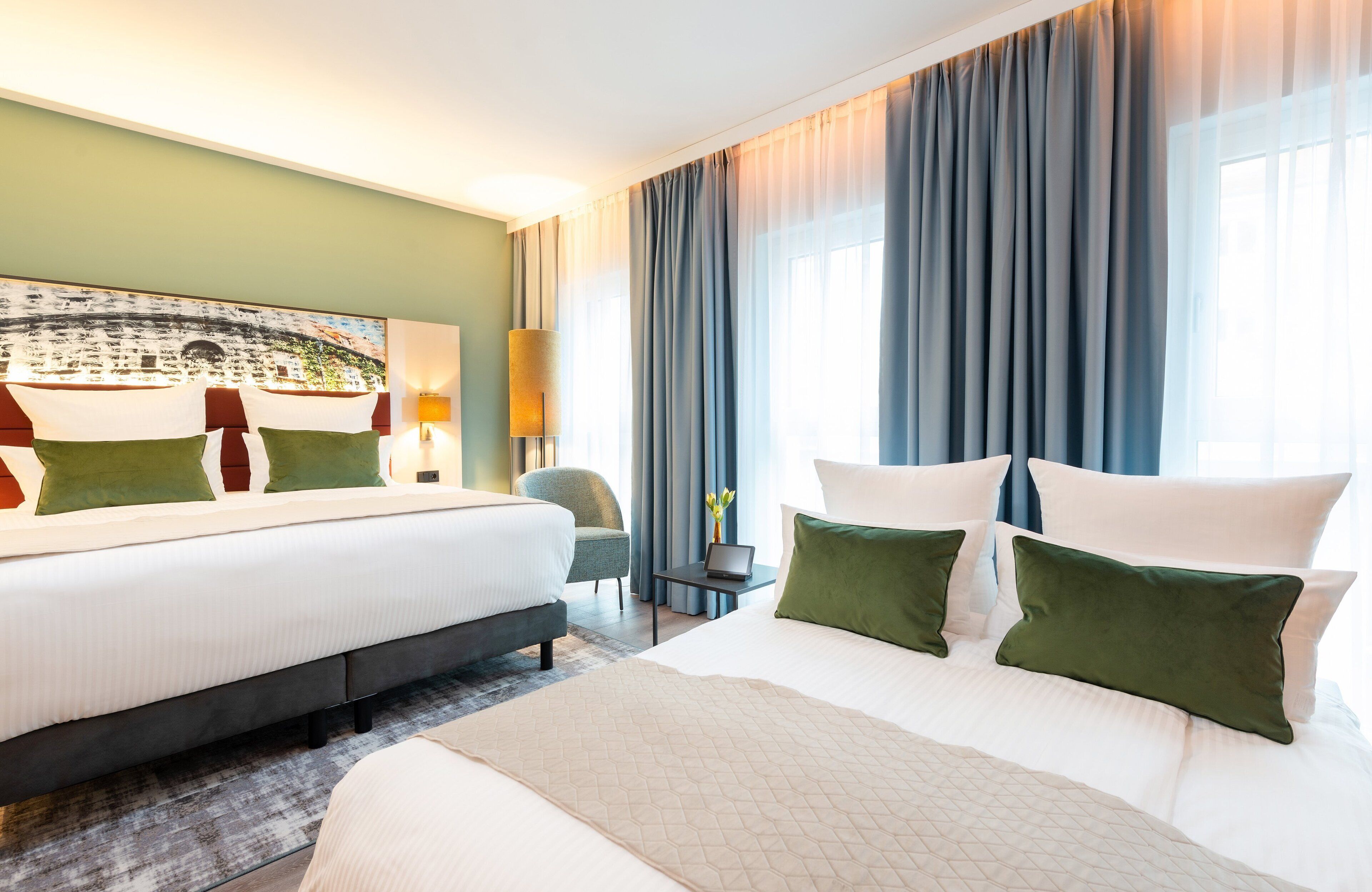 deluxe room | 1 bedroom, minibar, in-room safe, desk