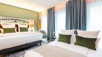 Habitación de hotel con una cama grande, un escritorio, una silla y un cuadro en la pared.