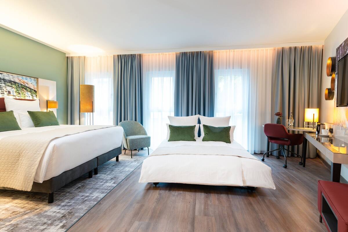 deluxe room | 1 bedroom, minibar, in-room safe, desk