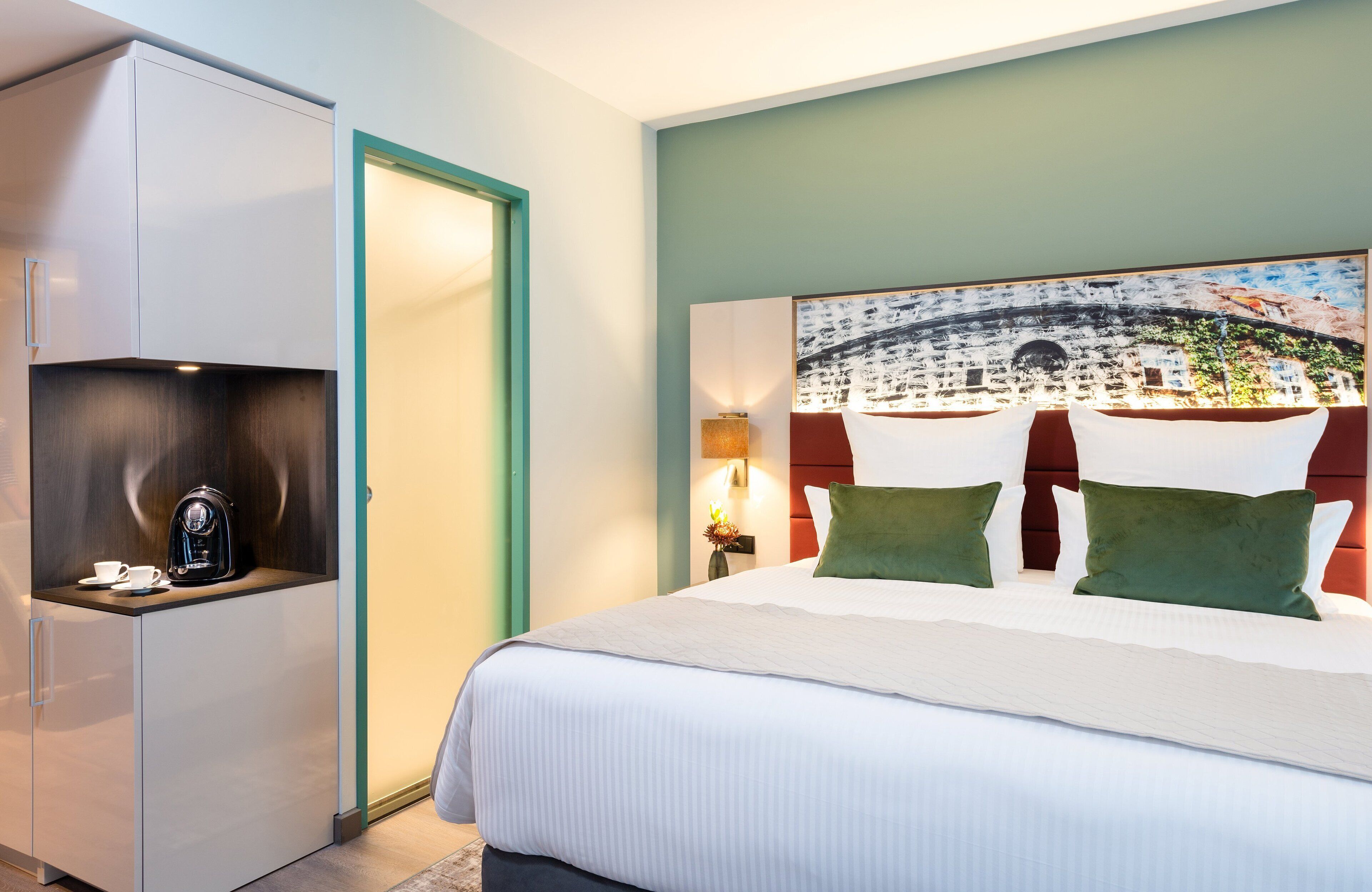 deluxe room | 1 bedroom, minibar, in-room safe, desk