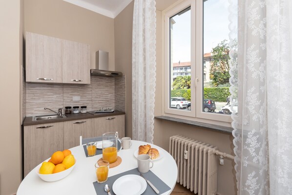 Apartamento | Cozinha privada | Geladeira, micro-ondas, chaleira elétrica, torradeira