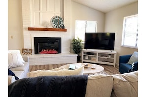 TV connectée, cheminée, livres