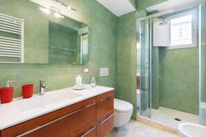 Een douche, een haardroger, een bidet, handdoeken