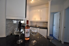 Een koelkast, een microgolfoven, een oven, een broodrooster