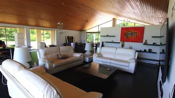 TV connectée, table de tennis de table, chaßne hi-fi, espaces bureaux