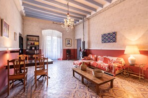 Smart TV, fireplace, books, music library