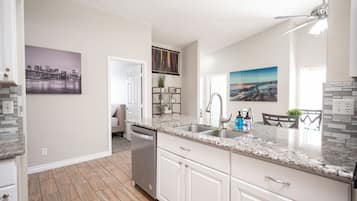 Køleskab, mikrobølgeovn, ovn, kogeplade