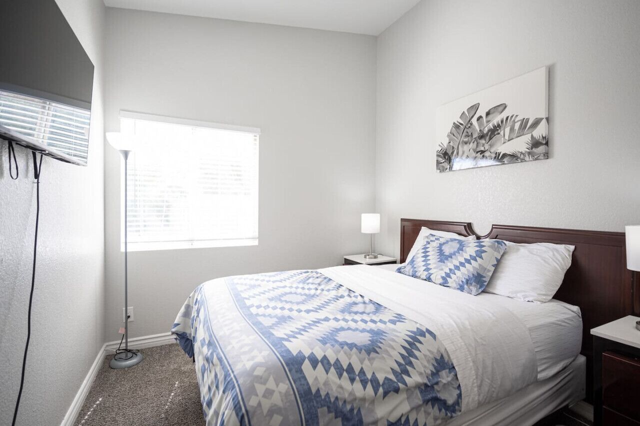 4 habitaciones, tabla de planchar con plancha, wifi y ropa de cama 