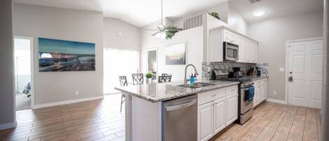 Réfrigérateur, four à micro-ondes, un four, surface de cuisson