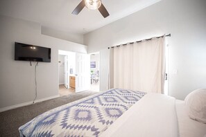 4 bedrooms, iron/ironing board, WiFi, bed sheets - Beautiful Las Vegas home (North Las Vegas)