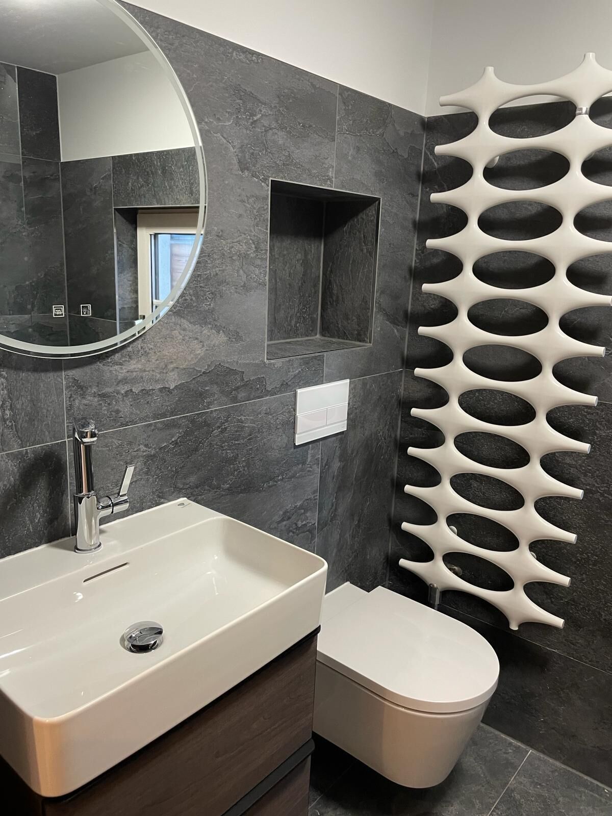 Een douche, een haardroger, toiletpapier