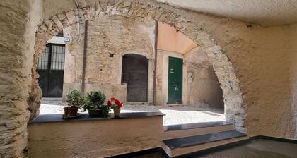 Beautifully restored romantic apartment in the centre of historic Dolcedo