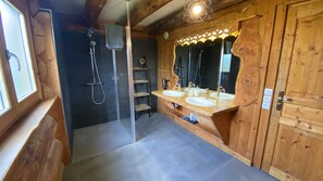Douche, baignoire à remous, séchoir à cheveux
