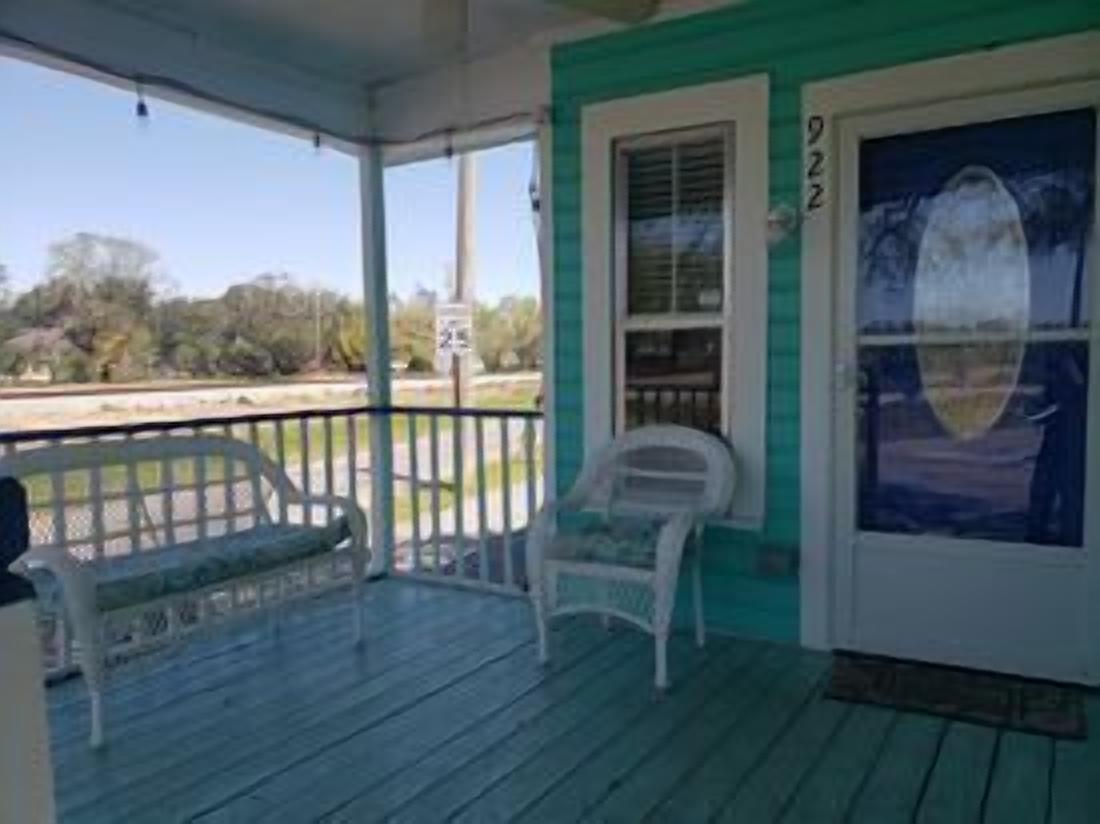 Beach Depot: Spacious 3BR Oasis Steps from the Beautiful Gulfport Shoreline